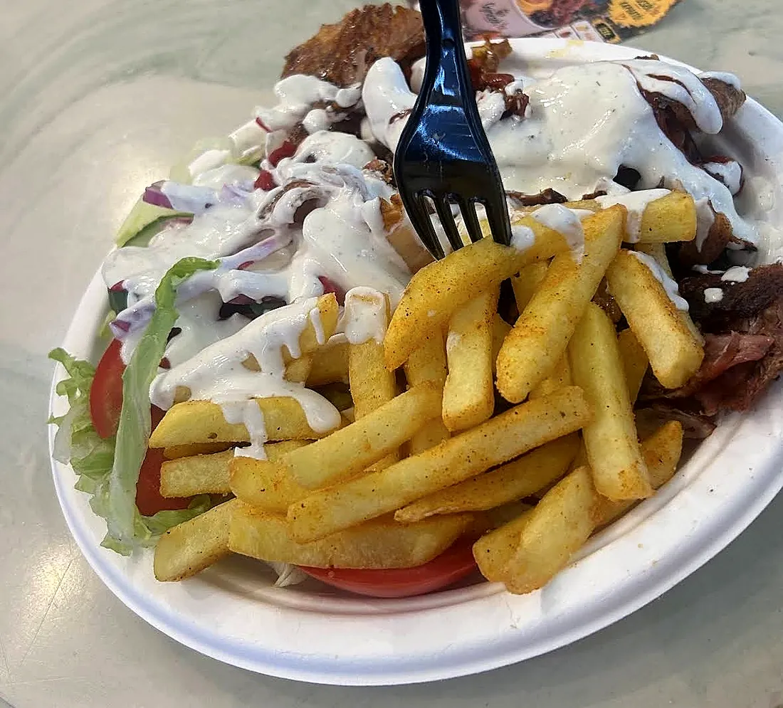 Gyros tál salátával, hasábburgonyával és fokhagymás szósszal