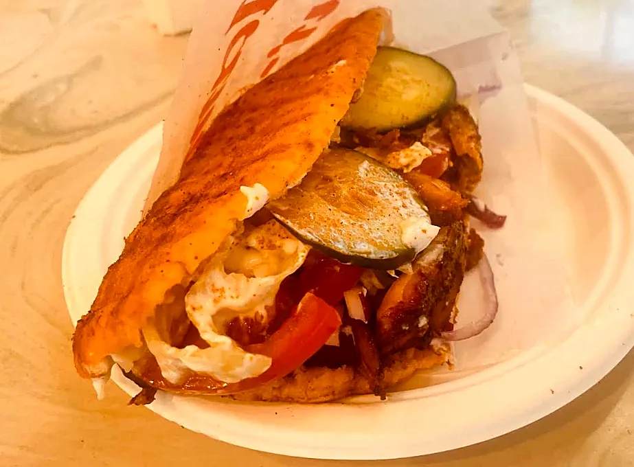 Gyros pitában uborkával, paradicsommal és szósszal